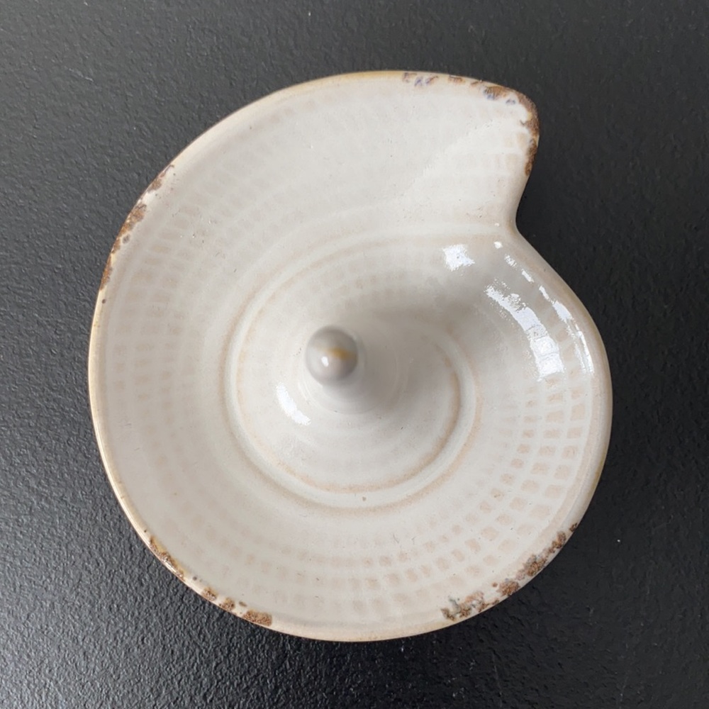 Ceramic Shell Ring Holder - Picture 2 of 3